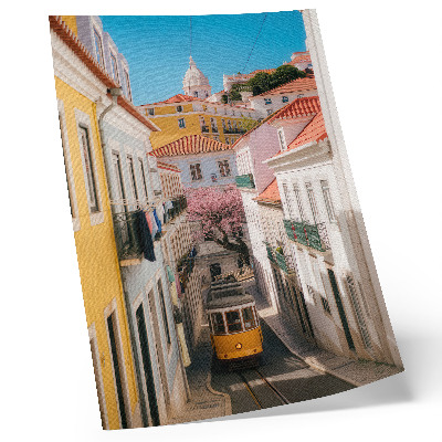 Impressão em tela Uma rua com um bonde, prédios residenciais em tons pastel, flores.
