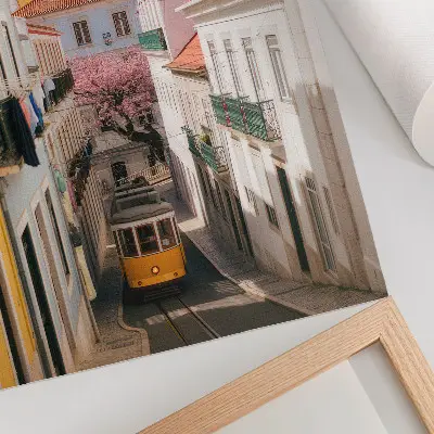 Impressão em tela uma rua com um bonde, prédios residenciais em tons pastel e flores