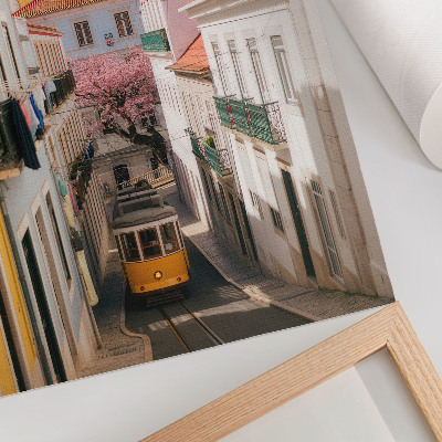 Impressão em tela Uma rua com um bonde, prédios residenciais em tons pastel, flores.