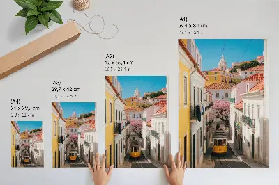 Impressão em tela uma rua com um bonde, prédios residenciais em tons pastel e flores