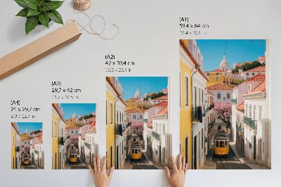 Impressão em tela Uma rua com um bonde, prédios residenciais em tons pastel, flores.