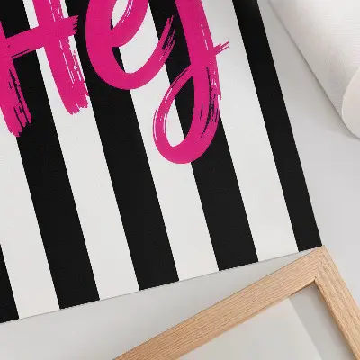 Poster decorativo com listras pretas e brancas e letras rosa