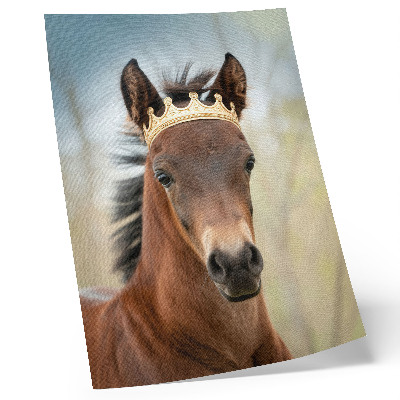 Poster decorativo Um cavalo com uma coroa contra um fundo neutro.