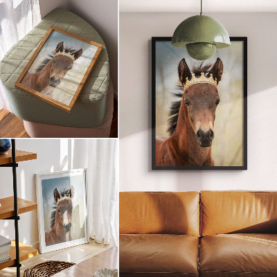 Poster decorativo Um cavalo com uma coroa contra um fundo neutro.
