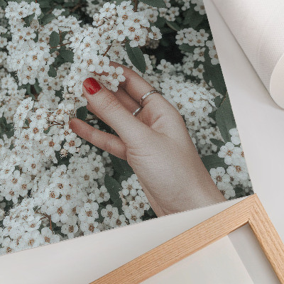Arte de parede Flores brancas, mão verde, unhas vermelhas