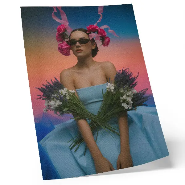 Poster decorativo mulher com flores ao pôr do sol