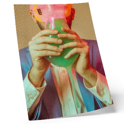 Arte de parede Uma máscara colorida nas mãos de uma figura surreal.