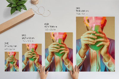 Arte de parede Uma máscara colorida nas mãos de uma figura surreal.