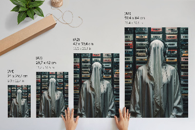 Arte de parede Uma figura vestida de branco em frente a uma parede de fitas cassete.