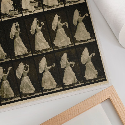 Poster decorativo Mulher Levantando uma Cesta e Acenando com um Lenço (c. 1887), de Eadweard Muybridge