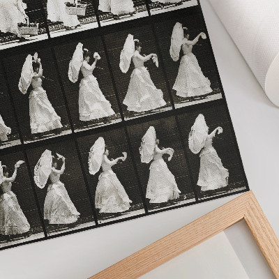 Impressão em tela Mulher levantando uma cesta e acenando com um lenço (1887) – fotografia de Eadweard Muybridge