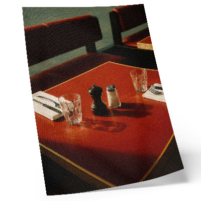 Poster decorativo Uma mesa em um restaurante com especiarias e utensílios de vidro.