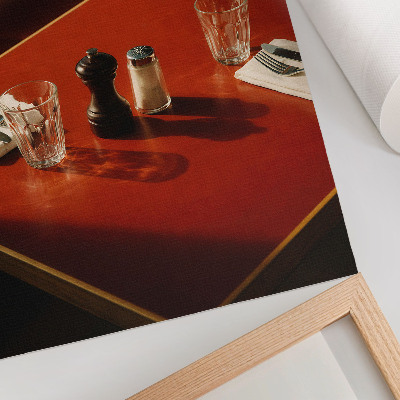 Poster decorativo Uma mesa em um restaurante com especiarias e utensílios de vidro.