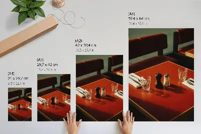 Poster decorativo mesa de restaurante com especiarias e utensílios de vidro