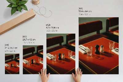 Poster decorativo Uma mesa em um restaurante com especiarias e utensílios de vidro.