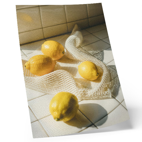 Impressão em tela Limões em uma grade de arame em um ambiente de cozinha