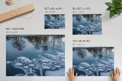 Poster mural Gelo no lago, reflexos das árvores, tons de azul.
