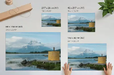 Poster em tela paisagem de montanhas com lago, nuvens e ponte