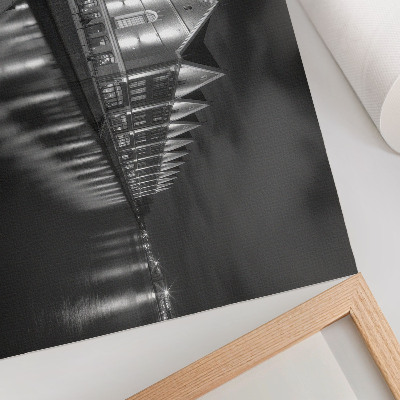Poster para a sala Arquitetura monocromática com reflexo na água.