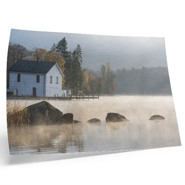Poster mural com paisagem de lago, chalé e árvores em outono enevoado