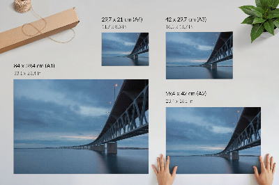 Poster Uma ponte moderna sobre águas calmas.