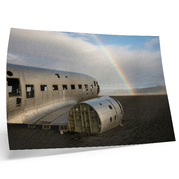Poster em tela Os destroços de um avião de metal com um arco-íris ao fundo.