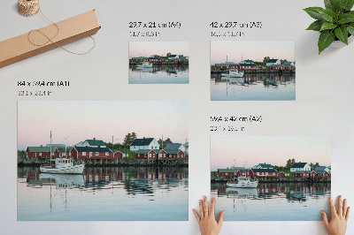 Poster para a sala As casas vermelhas de estilo cubista à beira do lago são radiantes.
