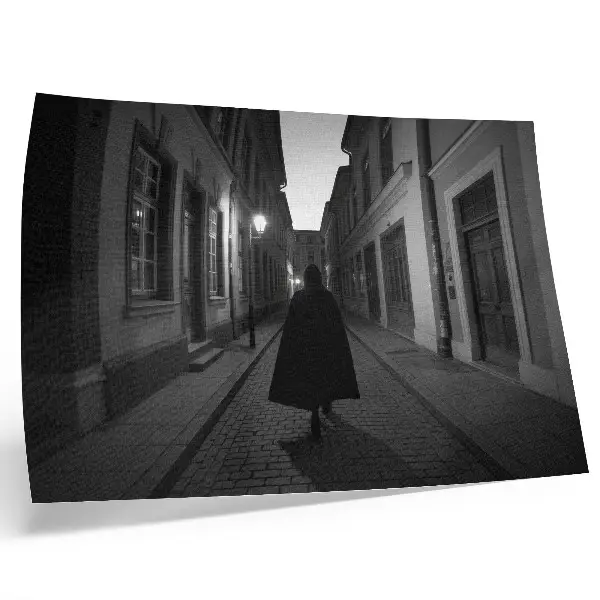 Pôster rua escura com figura misteriosa em atmosfera nostálgica
