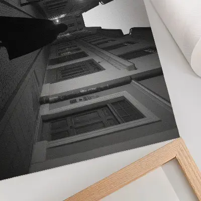Pôster rua escura com figura misteriosa em atmosfera nostálgica