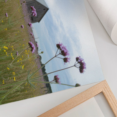 Poster em tela Celeiro rural, prado com flores roxas e amarelas