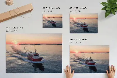 Poster em tela pôr do sol sobre o mar calmo com movimento de barcos