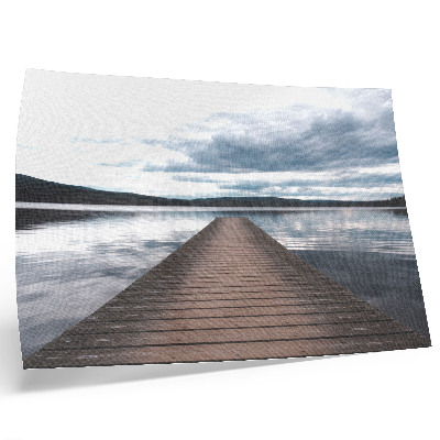 Poster em tela Um píer pitoresco à beira do lago com vista para as montanhas.