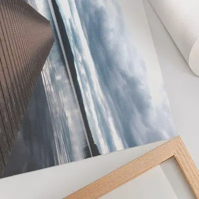 Poster em tela paisagem de píer pitoresco à beira do lago com vista para as montanhas