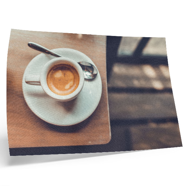 Poster mural Uma xícara de café expresso sobre uma mesa de madeira, em contraste com...