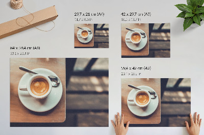 Poster mural Uma xícara de café expresso sobre uma mesa de madeira, em contraste com...