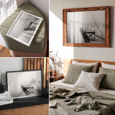 Poster em tela Um cais de madeira tendo como pano de fundo um lago tranquilo.