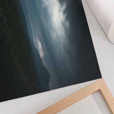 Poster em tela paisagem de montanhas com nuvens escuras e guarda-chuvas vermelhos