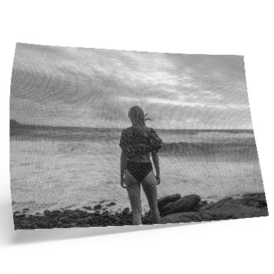 Poster mural Cena em preto e branco com uma figura junto à água.