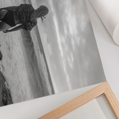 Poster mural Cena em preto e branco com uma figura junto à água.