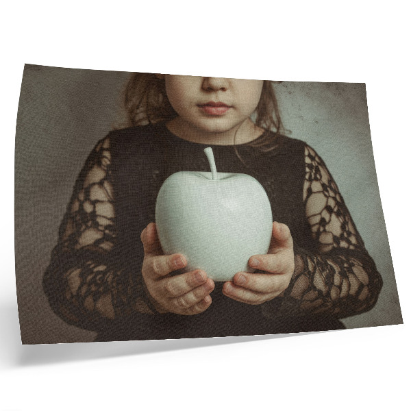 Poster Garota com frutas brancas em atmosfera misteriosa