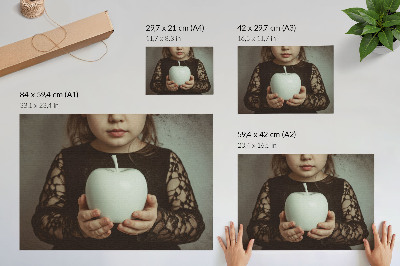 Poster Garota com frutas brancas em atmosfera misteriosa