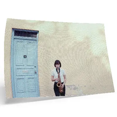 Poster com minimalismo, cores vibrantes, paz e música à porta