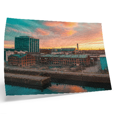 Poster em tela Prédios industriais ao pôr do sol, atmosfera tranquila.