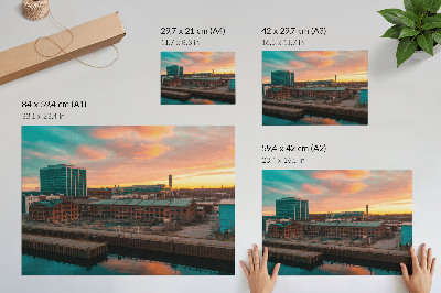 Poster em tela Prédios industriais ao pôr do sol, atmosfera tranquila.