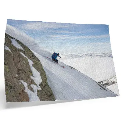 Pôster mural esquiador em picos brancos sob um céu azul em harmonia