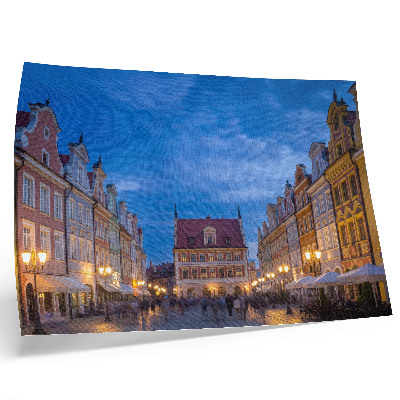 Poster em tela Prédios históricos de apartamentos iluminados à noite com luzes coloridas.
