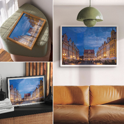 Poster em tela Prédios históricos de apartamentos iluminados à noite com luzes coloridas.