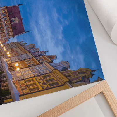 Poster em tela Prédios históricos de apartamentos iluminados à noite com luzes coloridas.