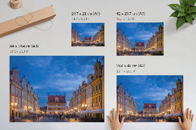 Poster em tela Prédios históricos de apartamentos iluminados à noite com luzes coloridas.