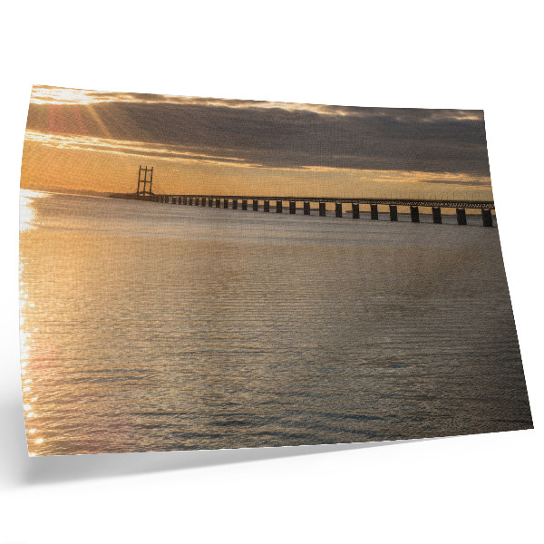 Poster Uma ponte no horizonte iluminada pelo sol.